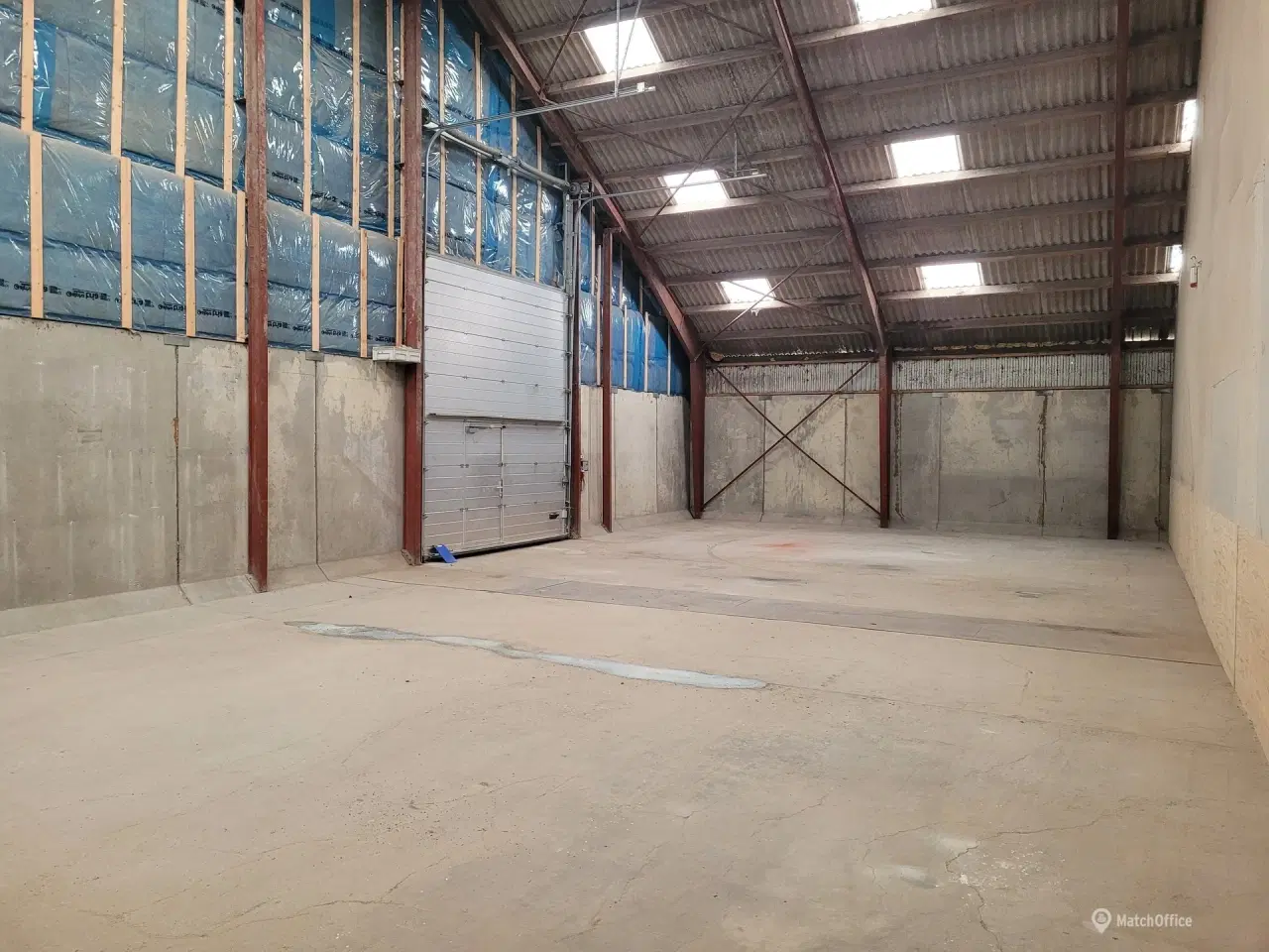 Billede 2 - 220 m2 Lager med stor elektrisk port. Ledig pr. 1 april 2026