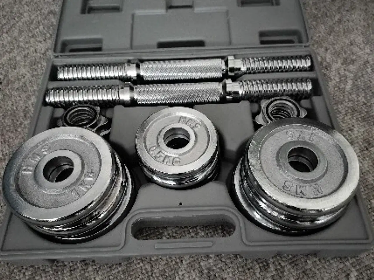 Billede 2 - Træningsbænk, med 15 kg vægtsæt.