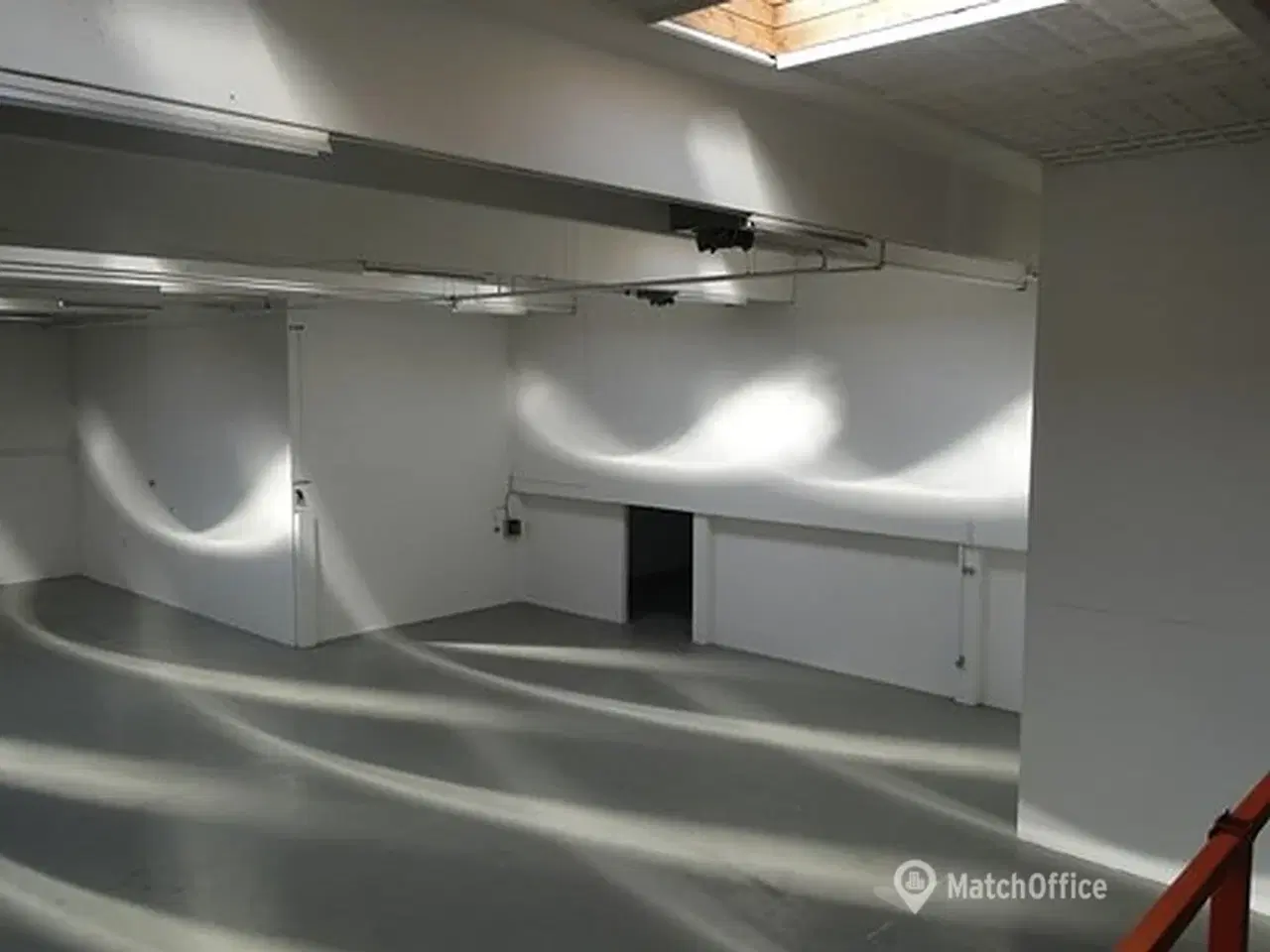 Billede 2 - Lager med tilhørende kontor/administration/showroom