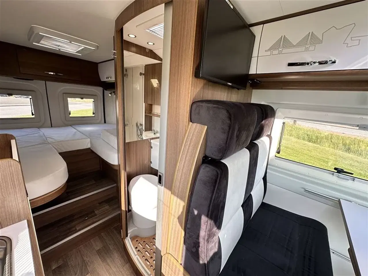 Billede 20 - 2021 - Bravia 636 140 Hk Edition 30   Campervan med langsgående senge og god indretning Kørt 20,500 Km.