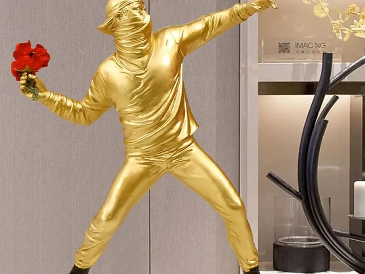 Billede 1 - * Fed gylden figur - af Banksy