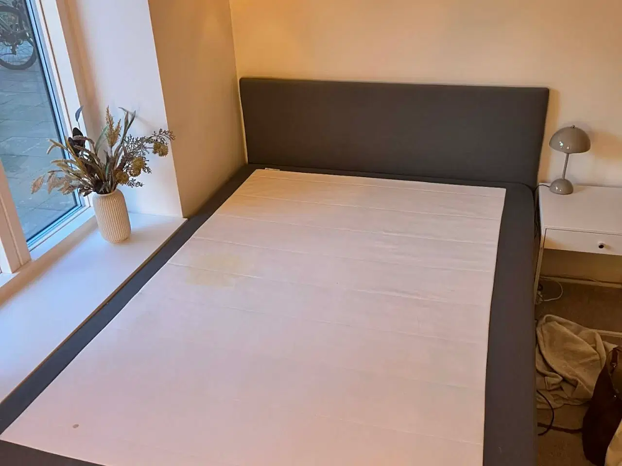 Billede 1 - Springmadras med ramme og flot sengegavl