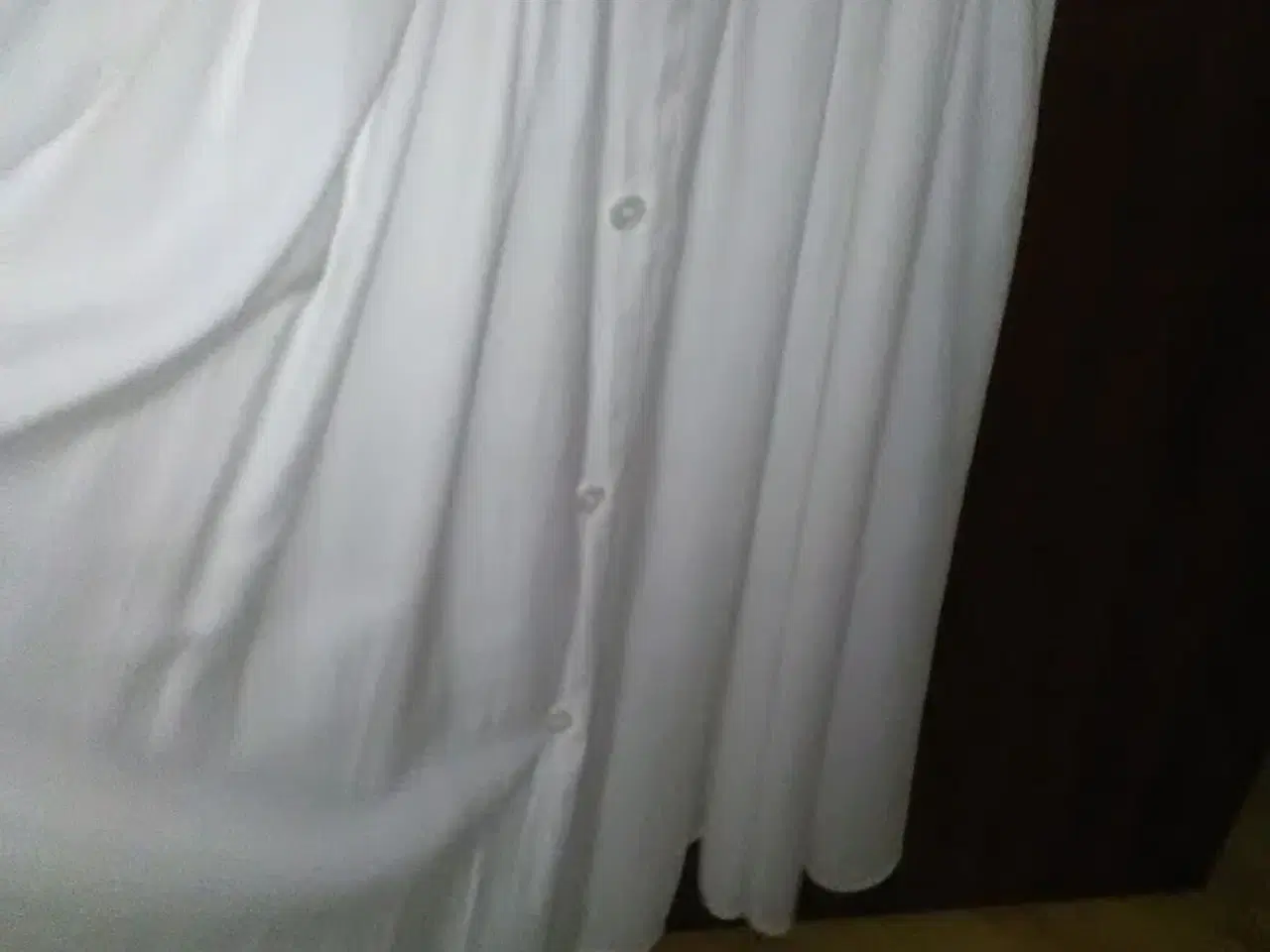 Billede 3 - Hvid kjole med blonder,bredt strutskørt/Medium