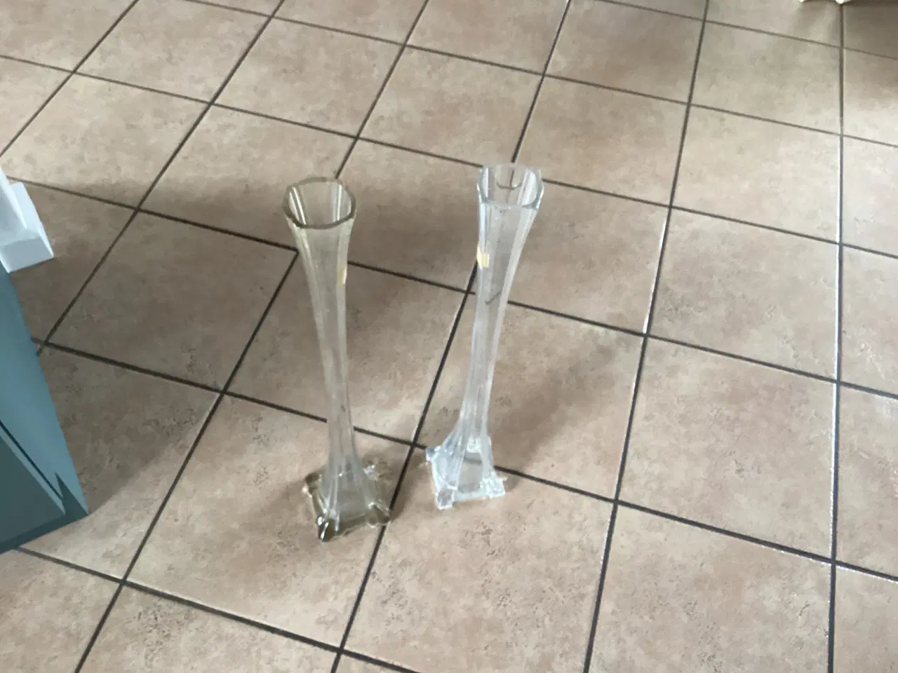 Billede 1 - 2 lange glasvaser sælges mål 60 cm 