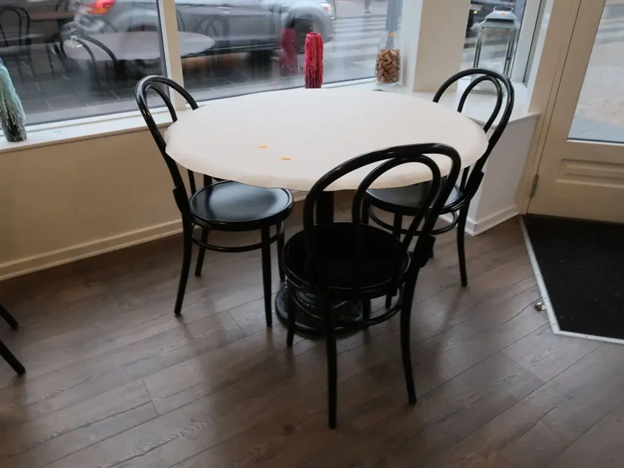 Billede 3 - Cafébord med 3 stk. caféstole