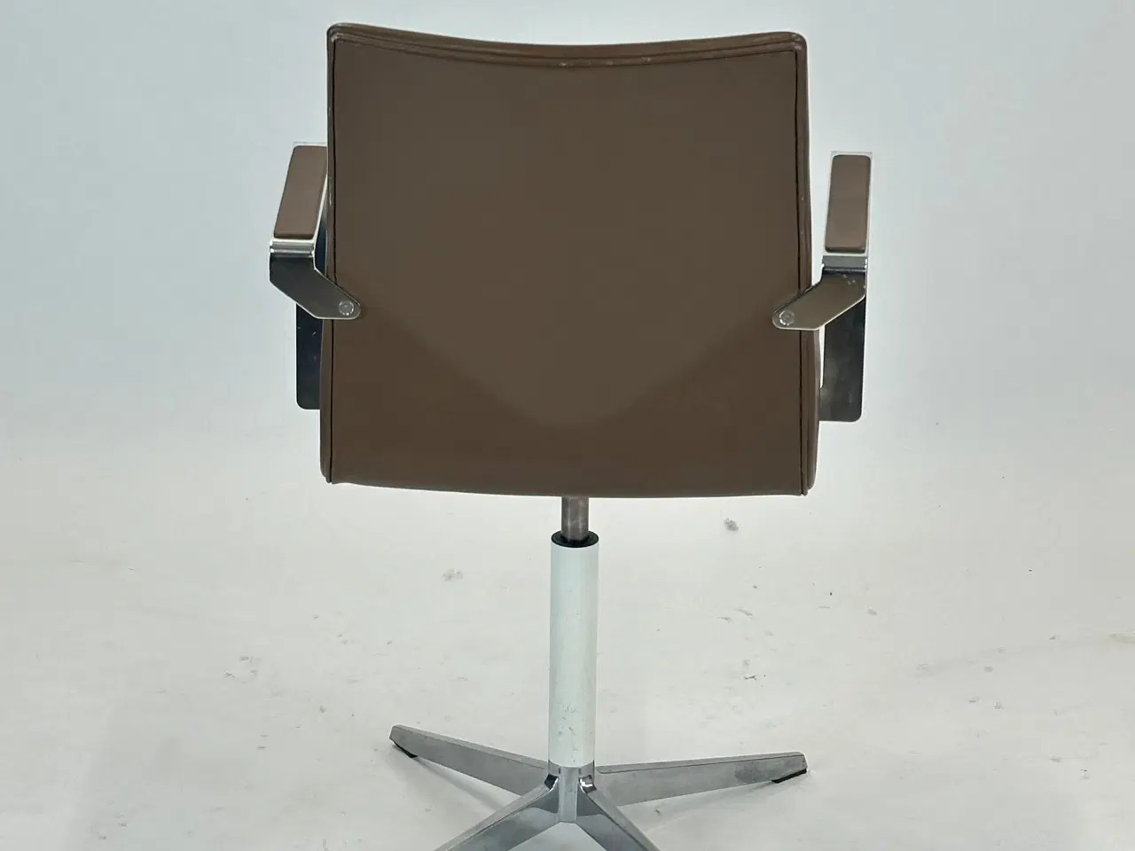 Billede 5 - Four Design - 4-Cast® XL Mødestol (Mørkebrun)