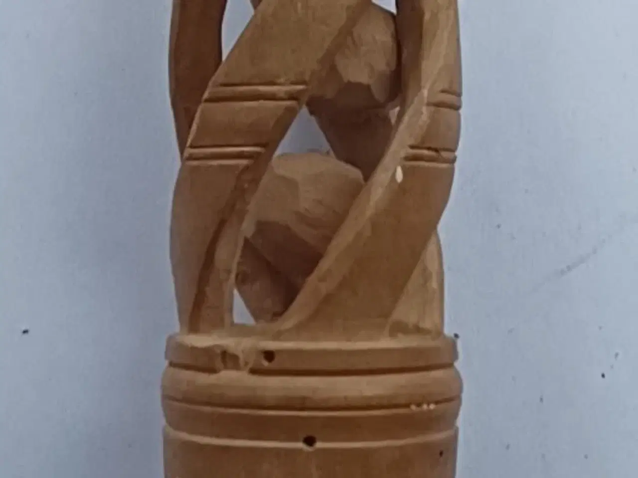 Billede 19 - Almuekunst, udskårne og drejede vindepinde af træ.