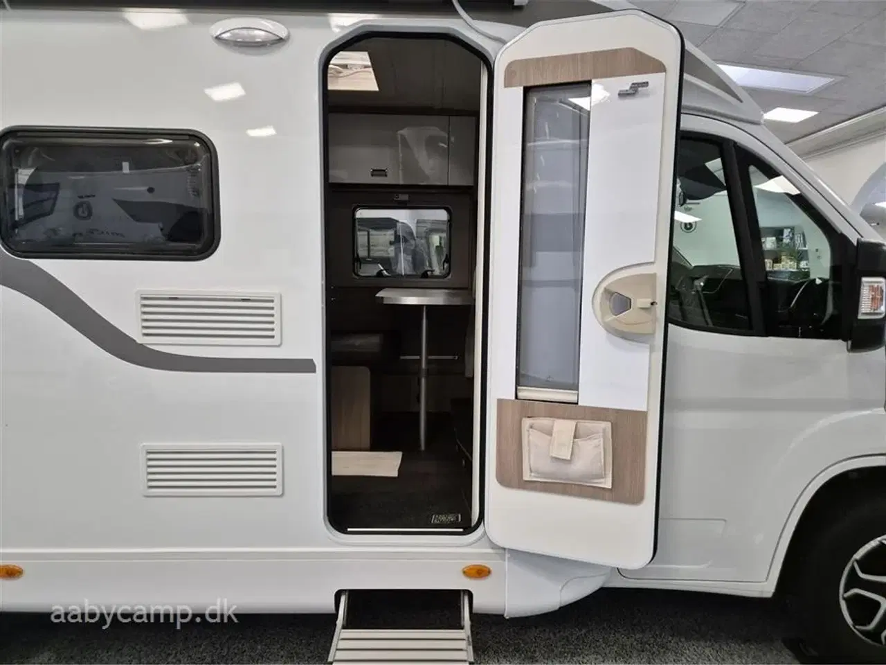 Billede 5 - 2022 - Laika Kosmo Compact 9   Slank og smidig model, perfekt til snoede kystveje. Automatgear.