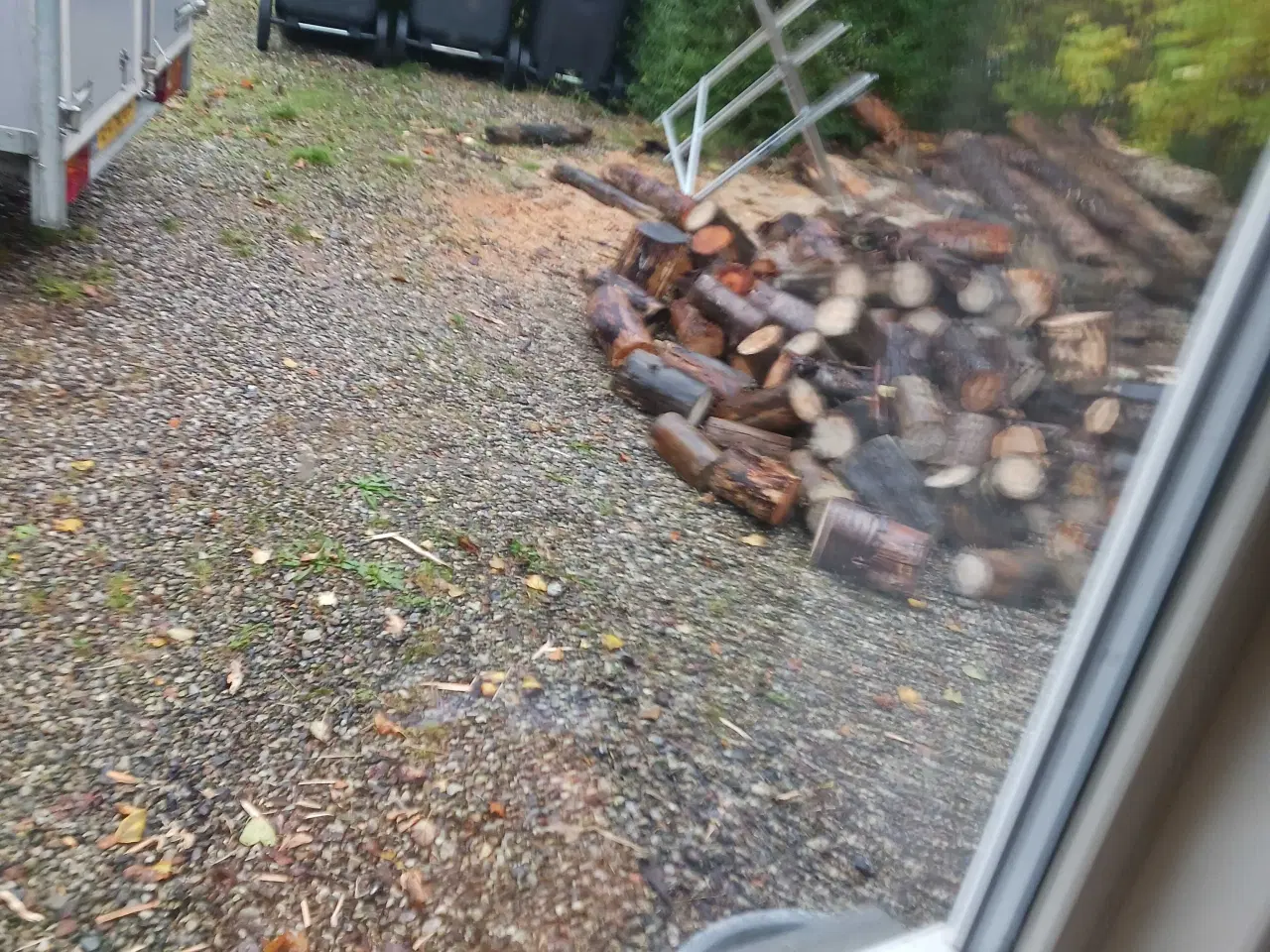 Billede 1 - Askebrænde savet og kløvet 25-30 cm stykker 