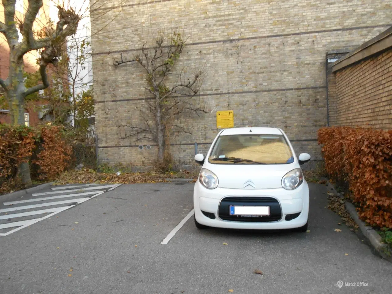 Billede 1 - 3 ledige parkeringspladser på Gammel Kongevej 160