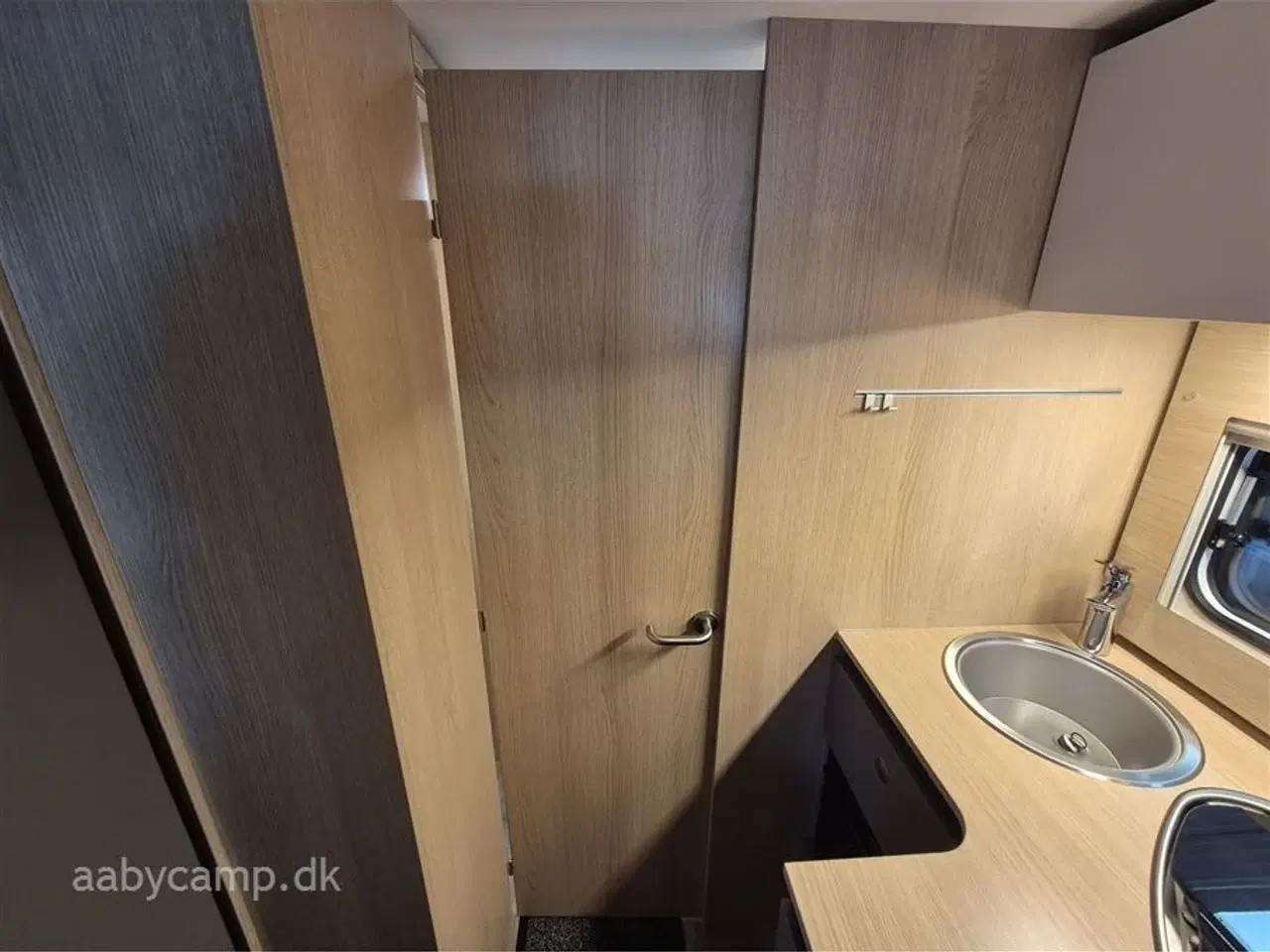 Billede 18 - 2023 - LMC Tourer H730 G Lift   Markise. solcelle. 200Ah lithium. 2000w inverter. 2x tv. Avara alarm. gulvtæppe. kompressor køleskab. Thetford ovn. gulvarme. undervognsbehandlet og lakforseglet.