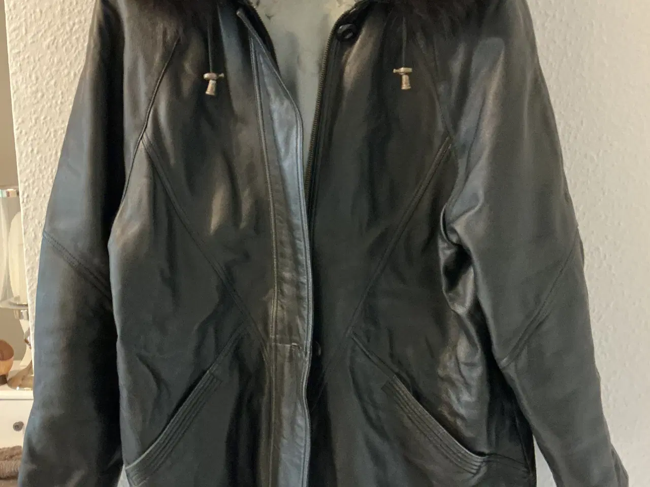 Billede 1 - Sort læderjakke sælges