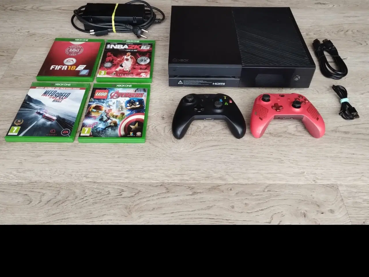 Billede 1 - Xbox One 2 kontroller 4 spiller med kabler