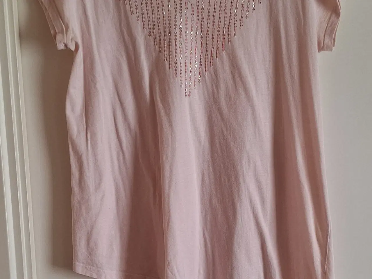 Billede 1 - Sød rosa tunika med pailletter sælges