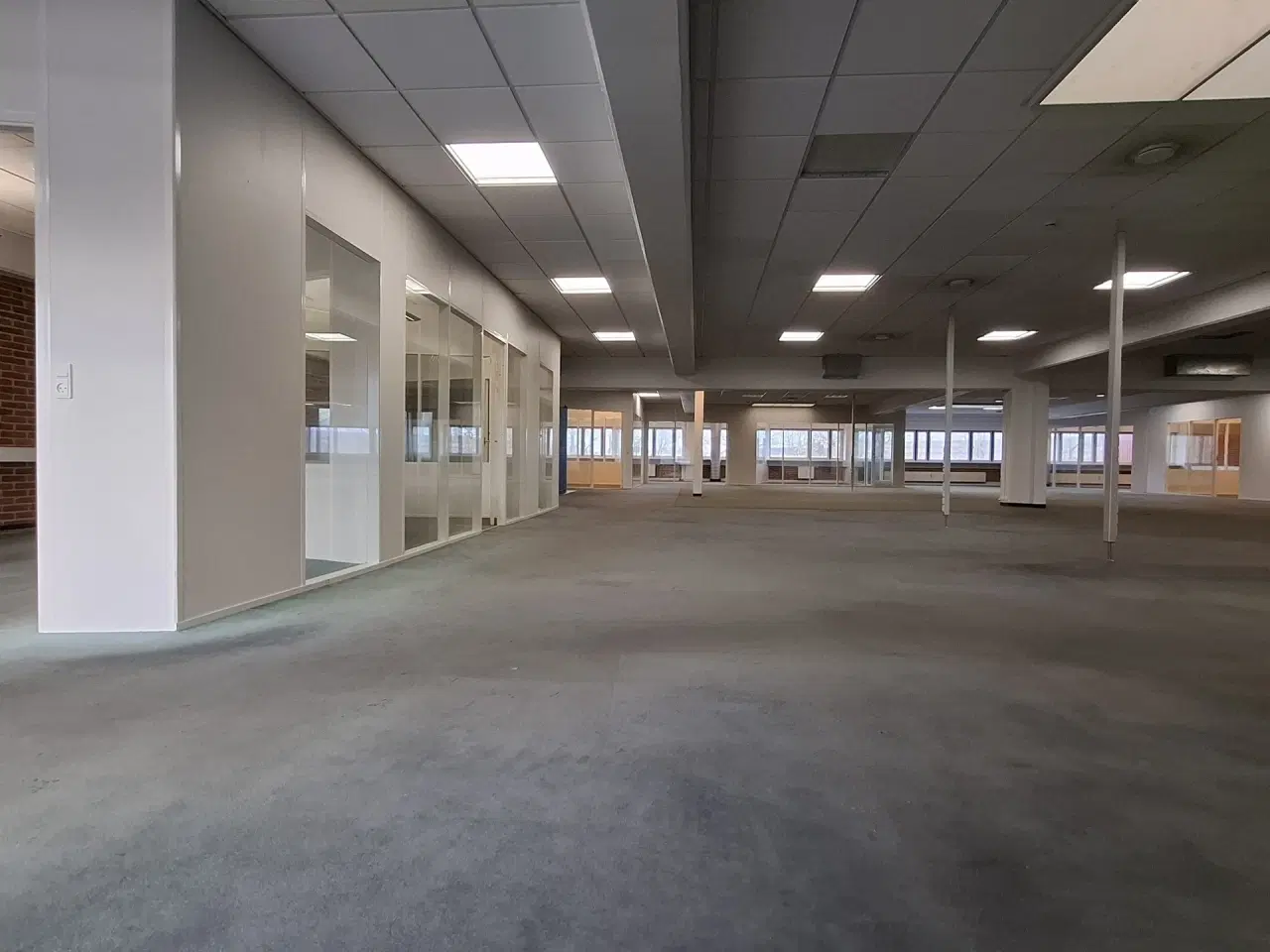 Billede 39 - Suveræn Beliggenhed – Showroom. Klinik, Butik, Gaming, Kontor mm. – Stort åbent areal i midten og mindre cellekontorer i glas.