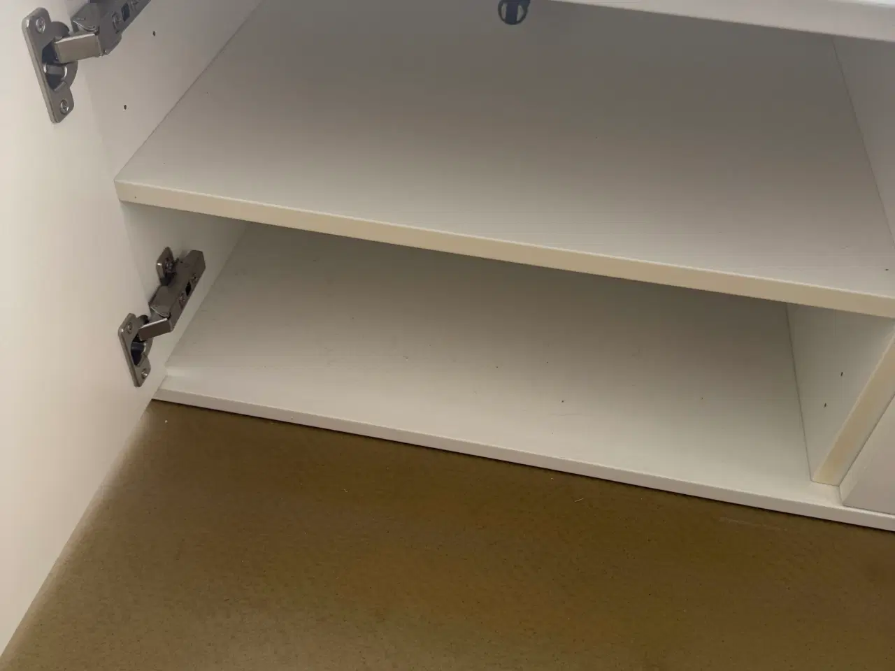 Billede 2 - Reol med hul så ledninger kan komme ned