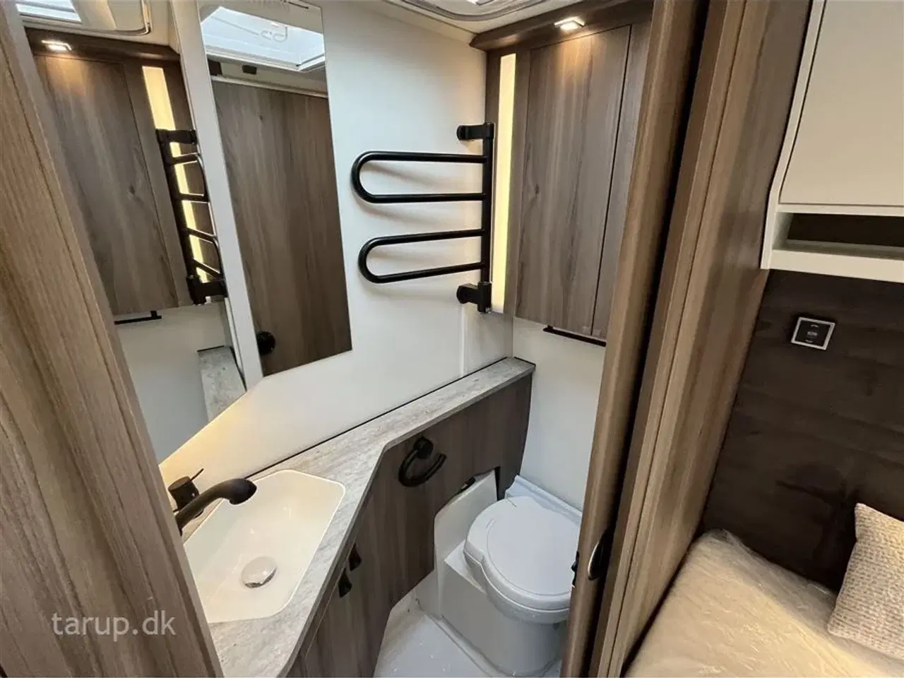 Billede 16 - 2026 - Kabe Smaragd 520 XL KS Premium Line Fransk seng, rundsiddegruppe i beige skind, ALDE centralvarme, vandbåren gulvvarme, stort kompressor køleskab