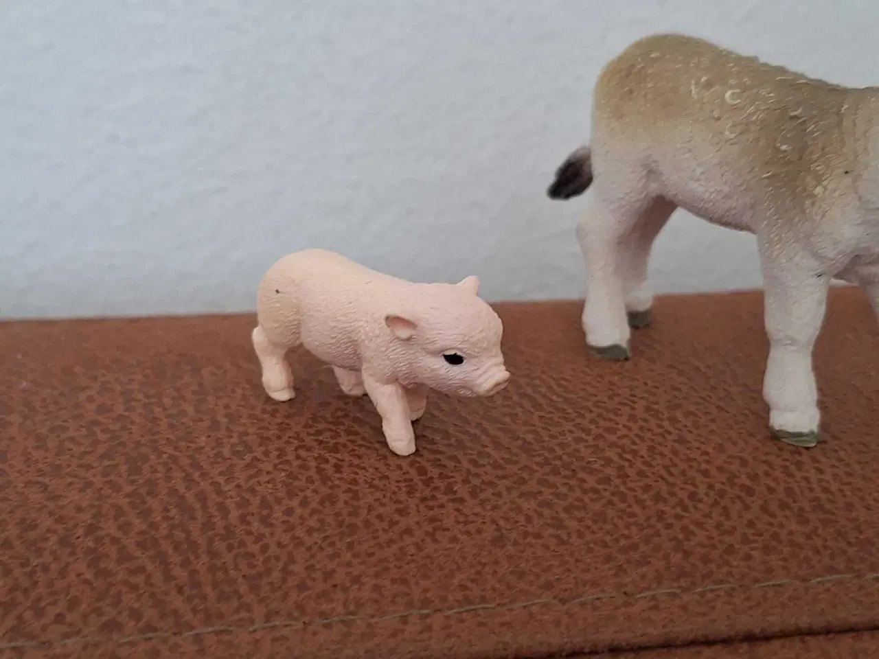 Billede 2 - Schleich kalv og pattegris 