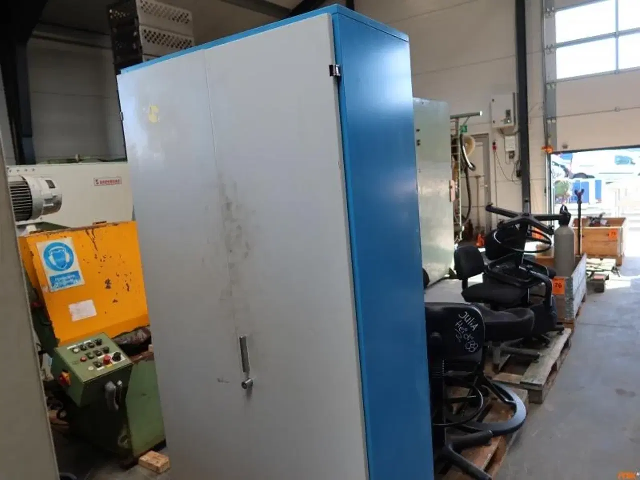 Billede 1 - MATERIALESKAB.