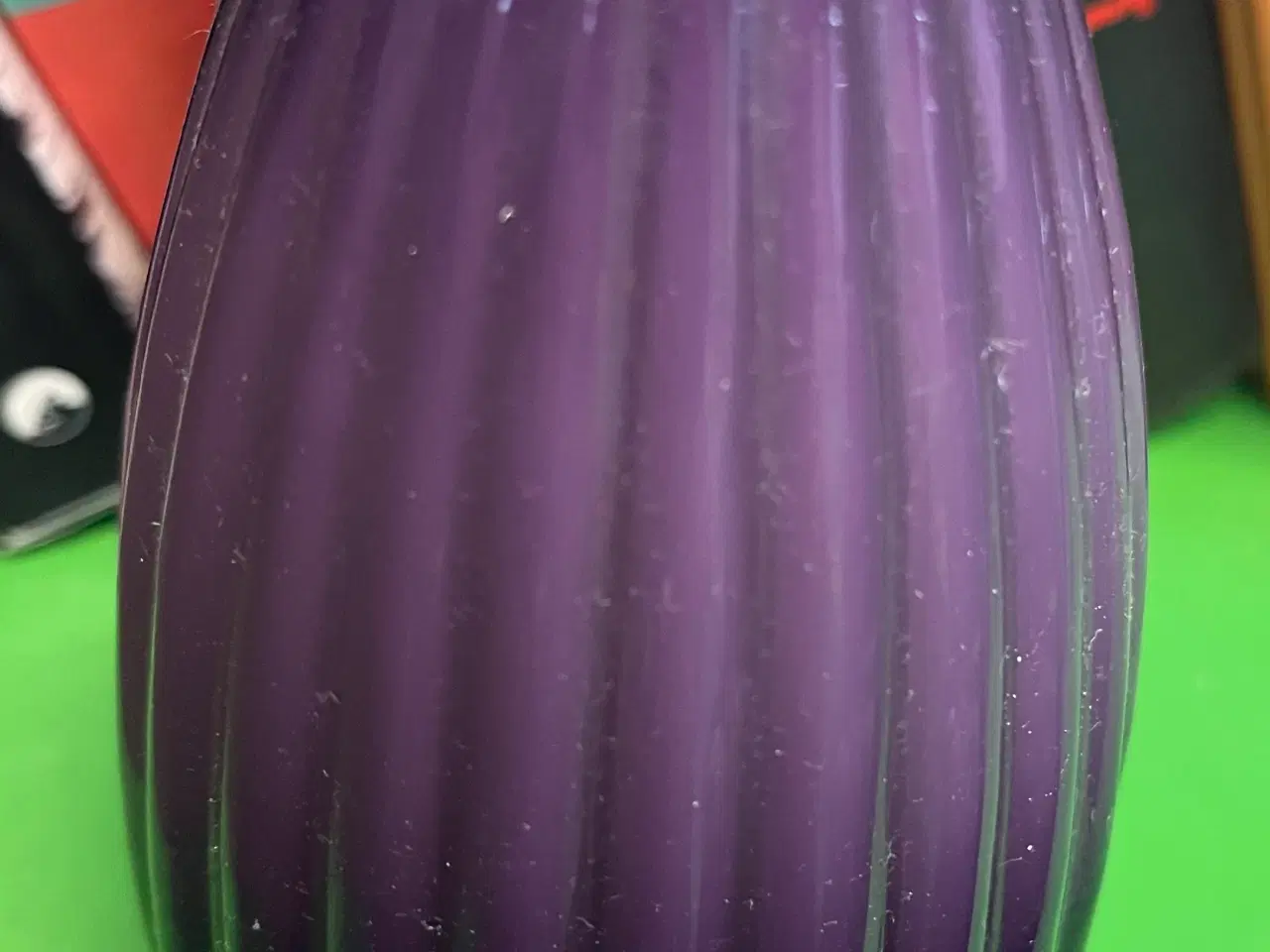 Billede 4 - Flot lilla vase - 13 cm i højde