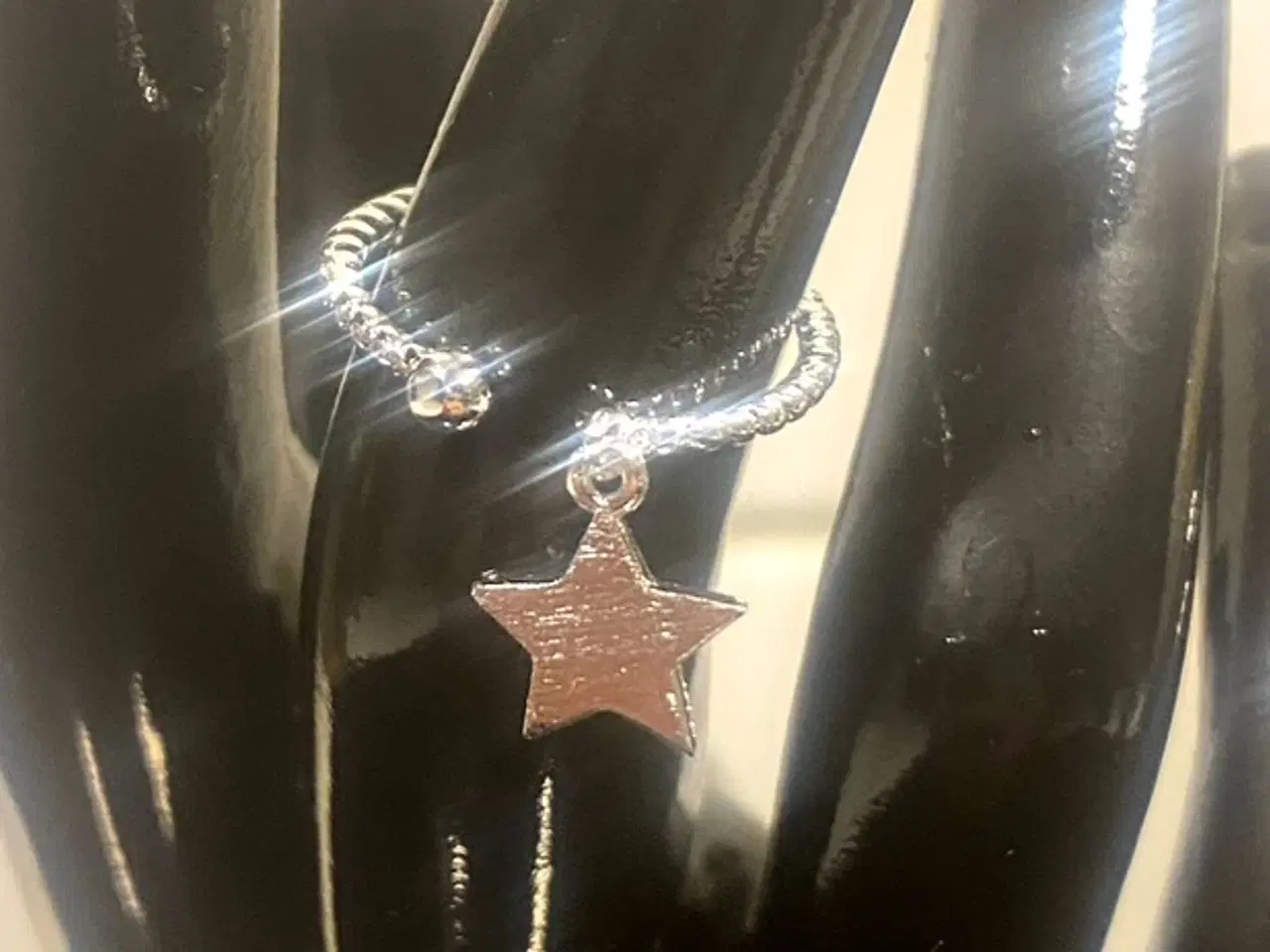 Billede 1 - * Sterlingsølv; Smuk snoet fingerring - med stjern