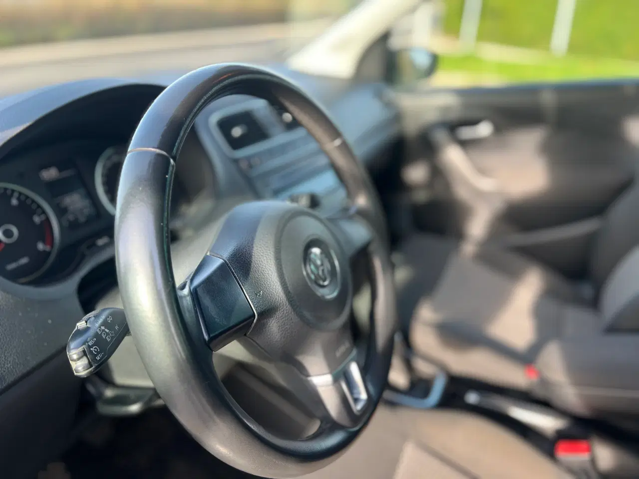 Billede 6 - Driftsikker og nysynet VW Polo med lav KM