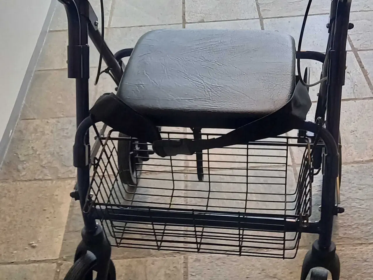 Billede 1 - Rollator med sæde.