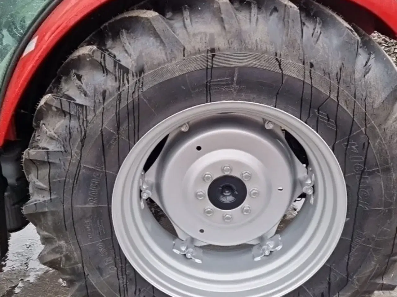 Billede 22 - Case IH Farmall 75 A Med frontlift og koblingsfrit vendegear og brede hjul.