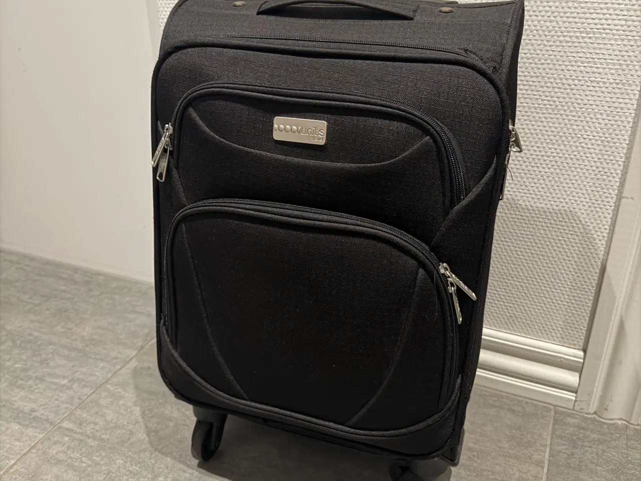 Billede 1 - sort kuffert - kan gå som håndbagage