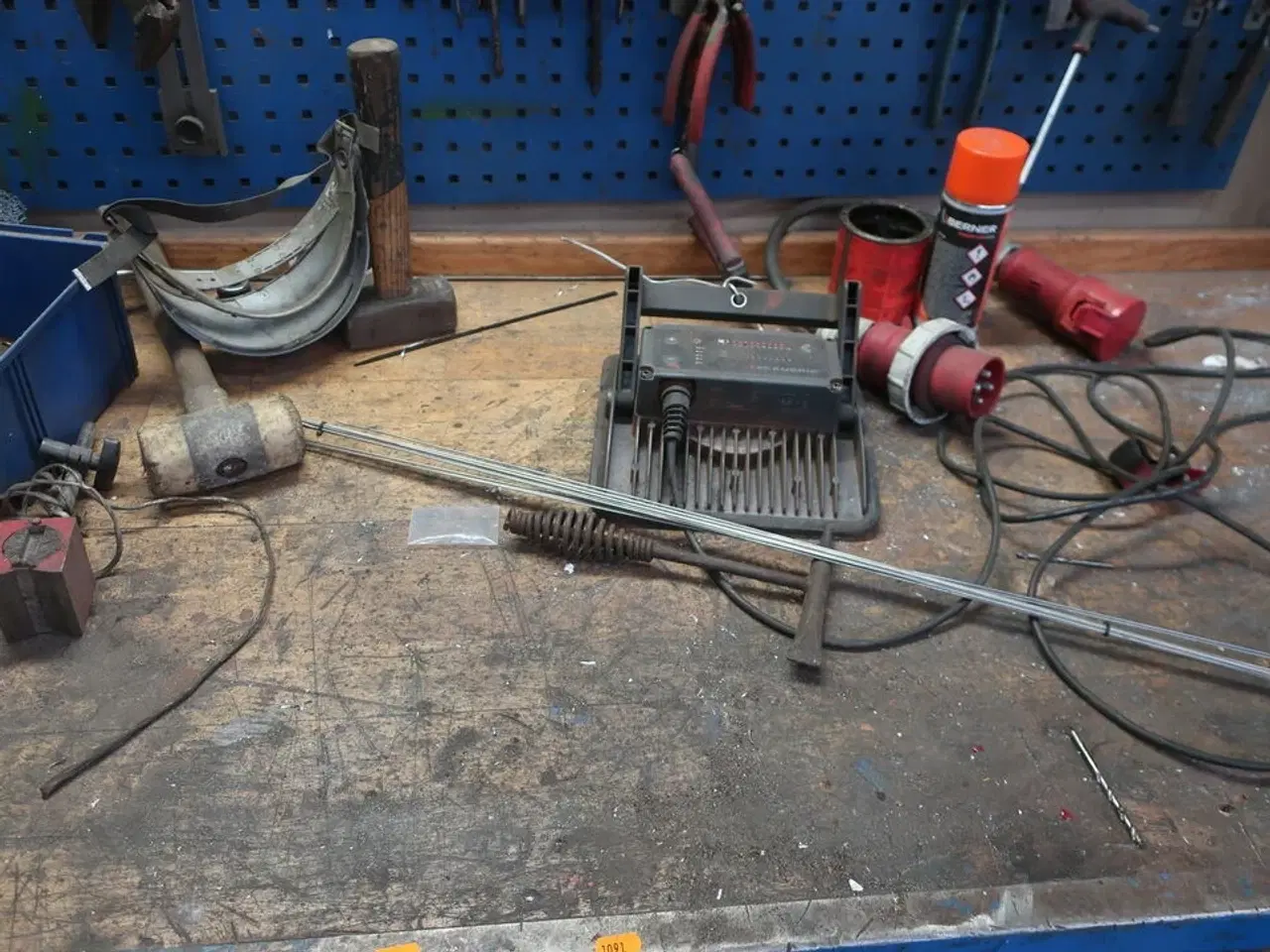 Billede 4 - Arbejdsbord med værktøjstavle samt div. Værktøj