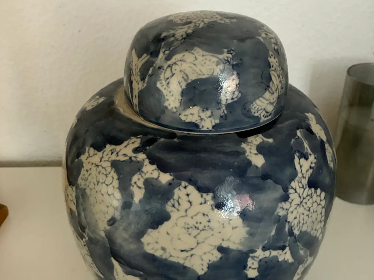Billede 1 - Keramik krukke med låg i blå og hvid glasur.