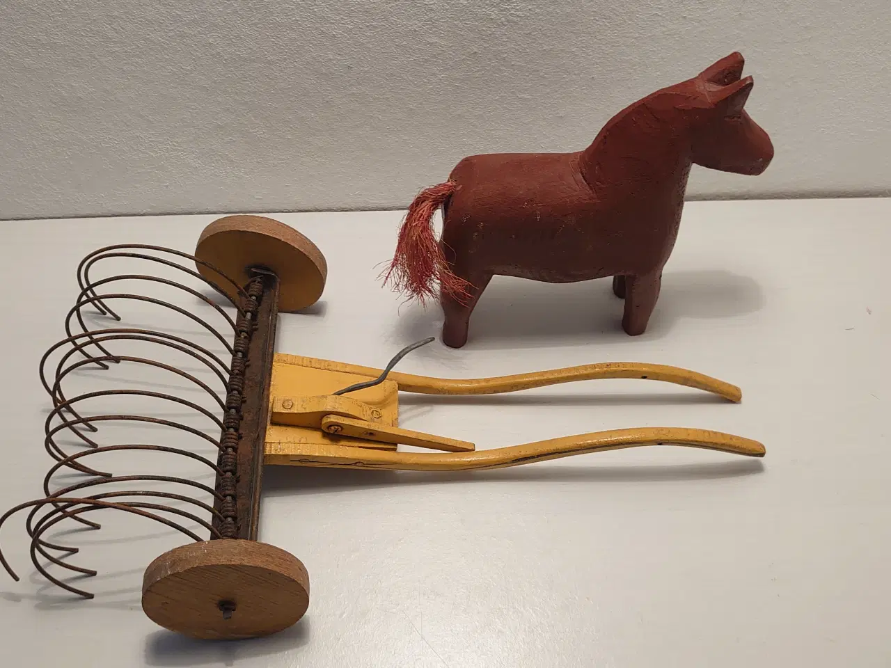 Billede 7 - Stor træhest med harve. L. ca 45cm.Ca 1940