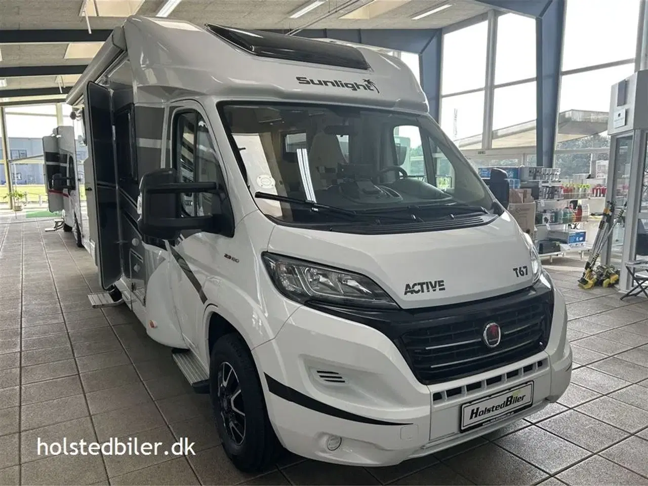 Billede 1 - 2019 - SunLight T 67 Activ   Km 42000 - 5 selepladser - hævesænkeseng.