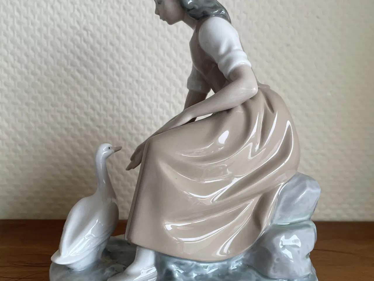 Billede 3 - ‘Ung Pige Fodre And’ NAO/Lladro !