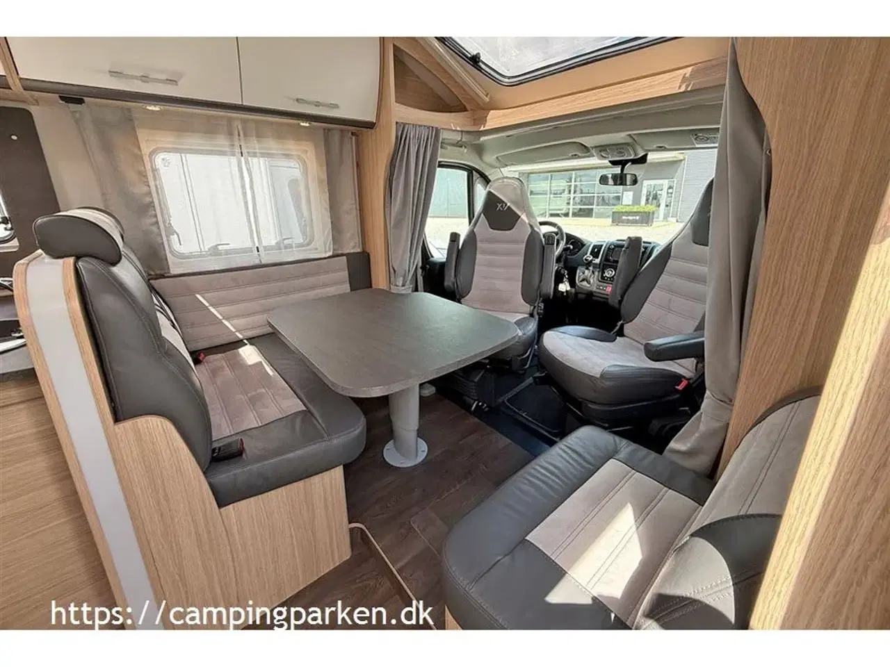 Billede 4 - 2020 - SunLight T 69 L "XV" - Jubilæum. Aut. gear   Sunlight jubilæumsmodel XV med automatgear, aircondition i bodelen, cykelstativ, kørt 18.600 km
