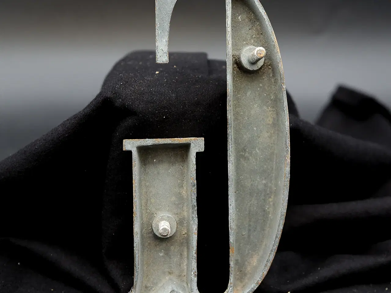 Billede 2 - Messing facadebogstav “G” – rå patina