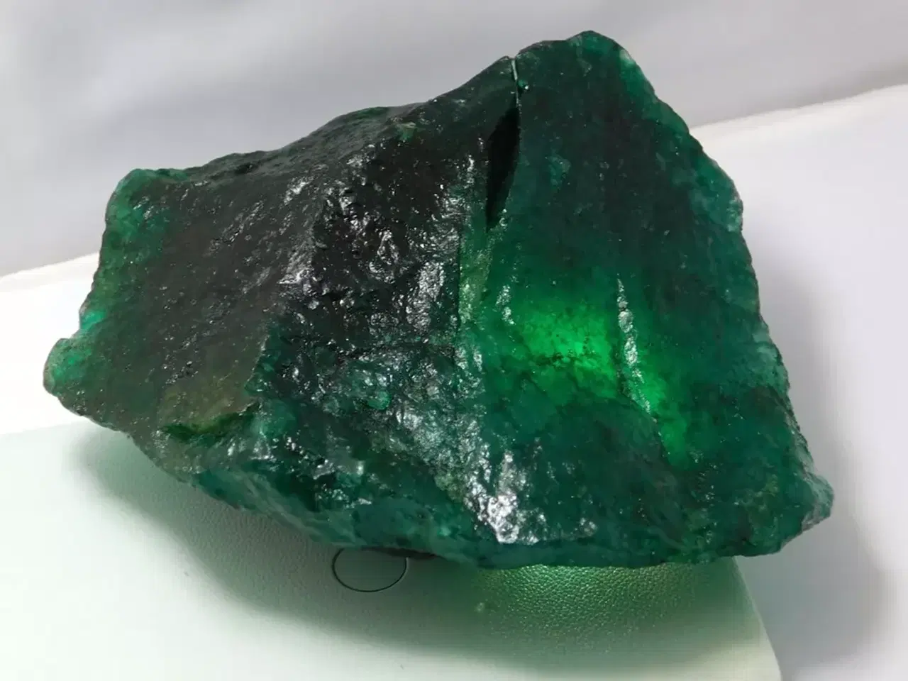 Billede 3 - Certified 1405.00 CT Colombian Green Emerald Natur