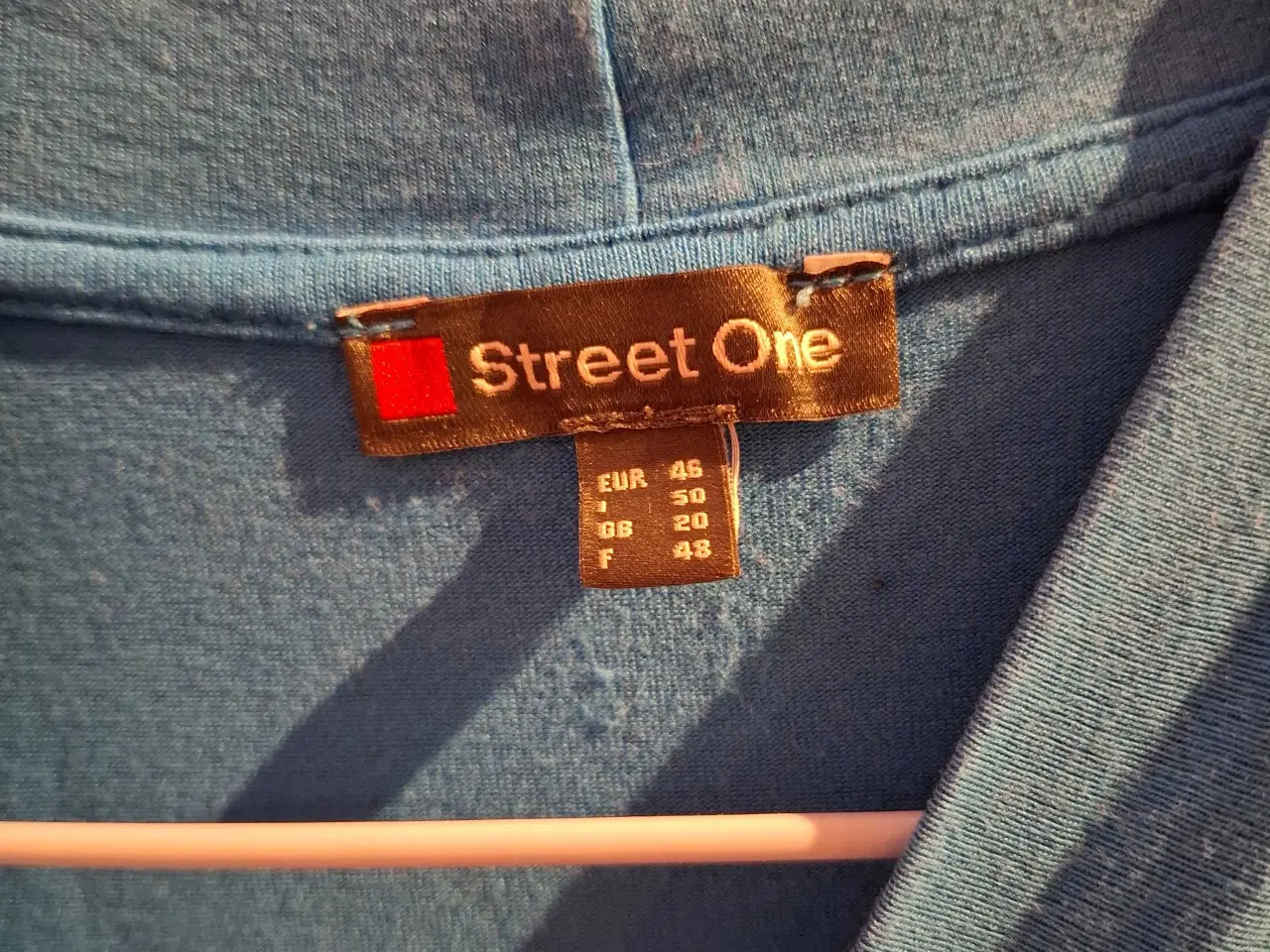 Billede 3 - Blå top fra StreetOne i str. 46