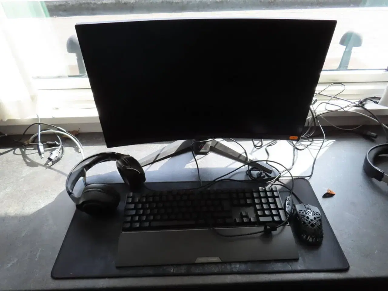 Billede 1 - 27" curved gaming monitor, ASROCK PHANTOM GAMING pg27f15rs1a