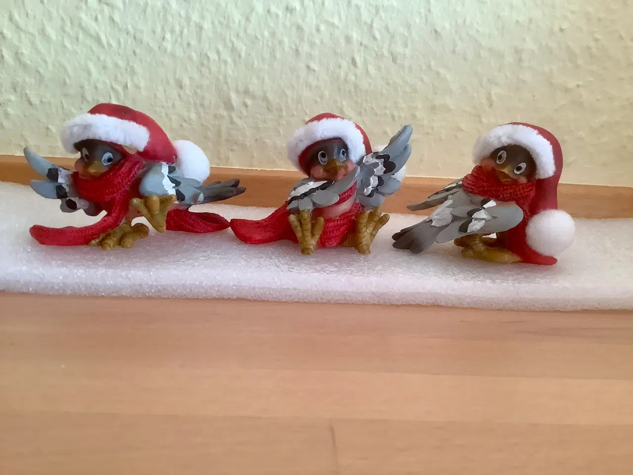 Billede 1 - Fugle med nissehuer til dekoration.