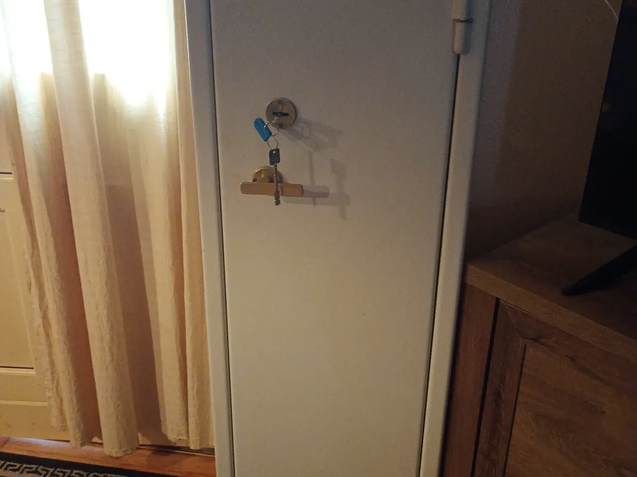 Billede 2 - Stort våbenskab 2 nøgler til 9 våben