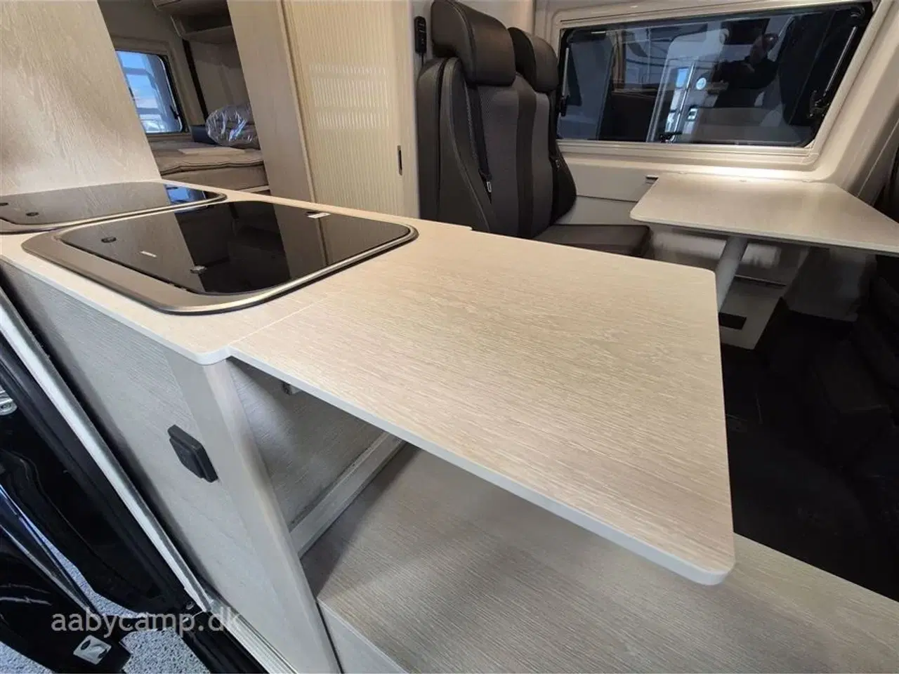 Billede 14 - 2023 - Tourne 6.0   solcelle. 200 Ah lithium Batteri. 2000w Inverter. kompressor køleskab. Elektrisk gulvvarme. Webasto Dieselfyr. Anhængertræk. udvendig bruser. Kun 43,000 km!!!