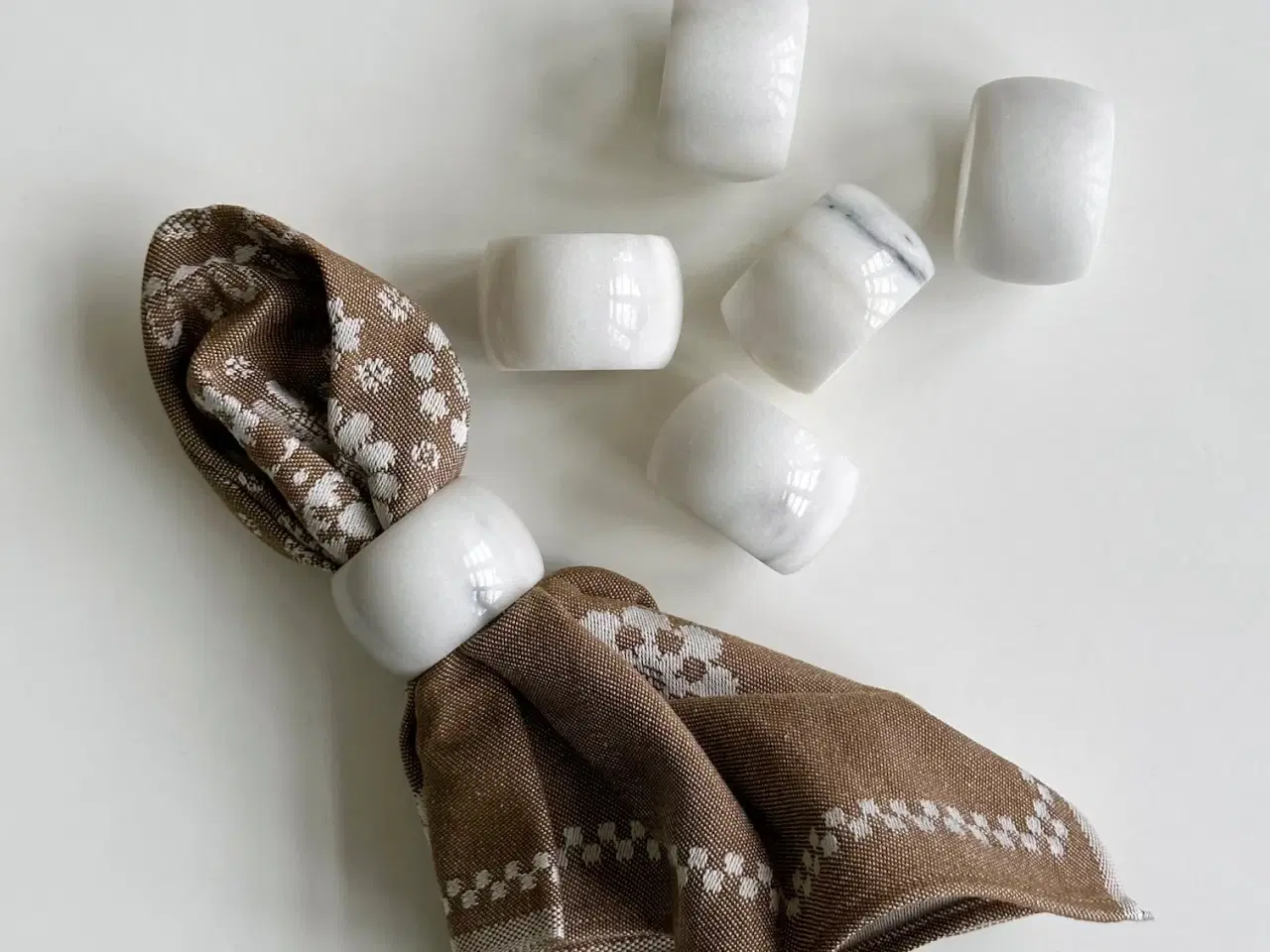 Billede 1 - Servietringe, marmor, 6 stk samlet