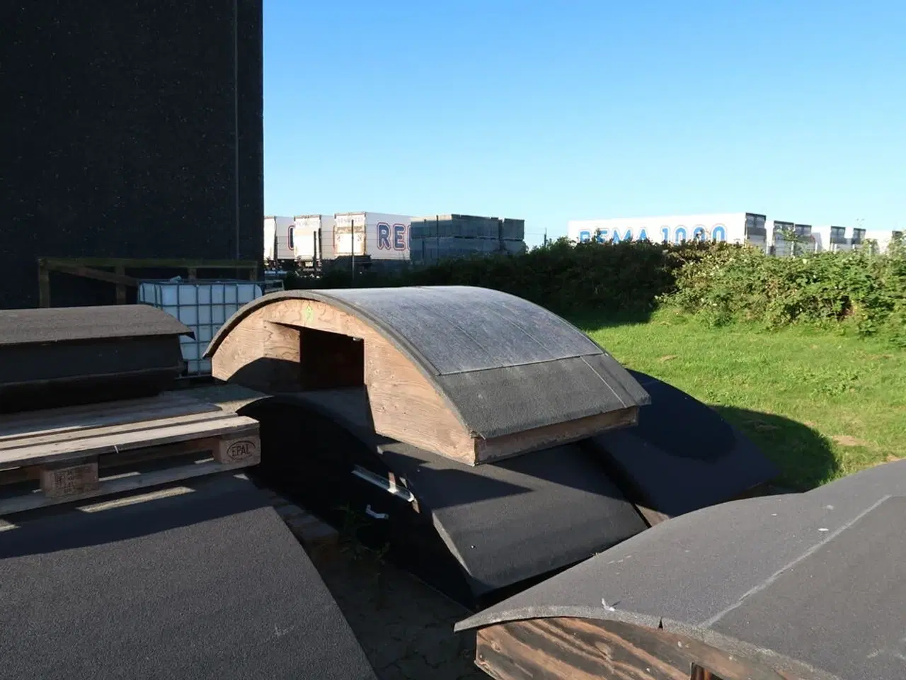 Billede 12 - Div. huse til robotplæneklippere (nogle med solceller på, alle skal medtages)