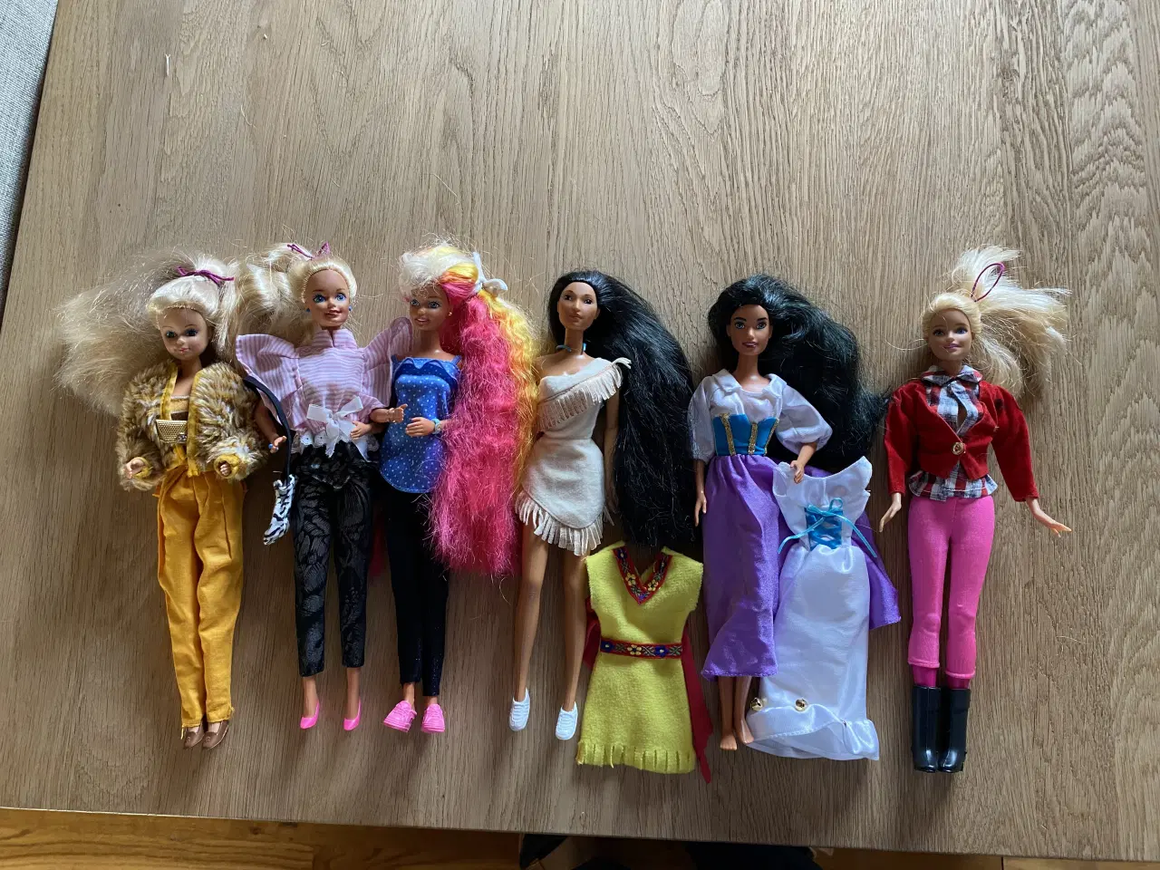 Billede 9 - Barbie dukker med tøj