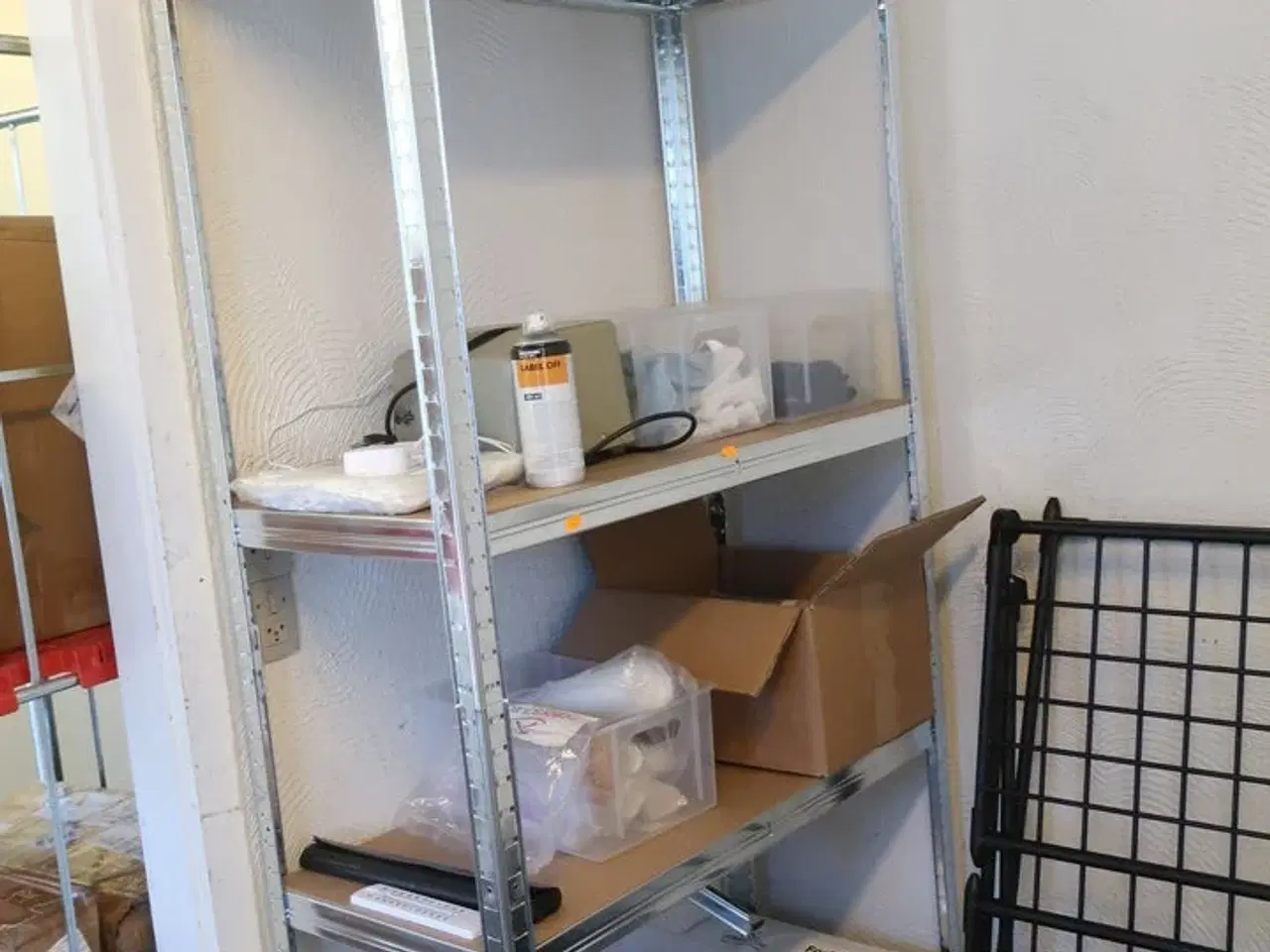 Billede 1 - Reol med indhold