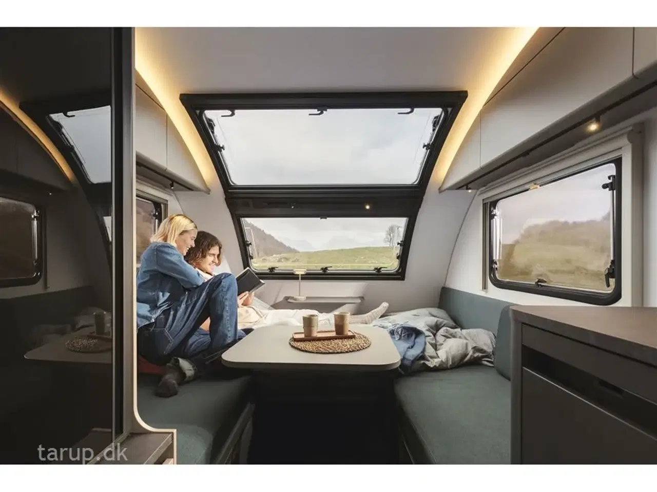 Billede 6 - 2026 - Adria Action 391 LH Sport   NY udgave!  Enkeltsenge m/sidehængt bord, 1500 kg. aksel, endekøkken, panorama-vindue, Combi 4E fyr (m/ el-patron), stor køle/ frys