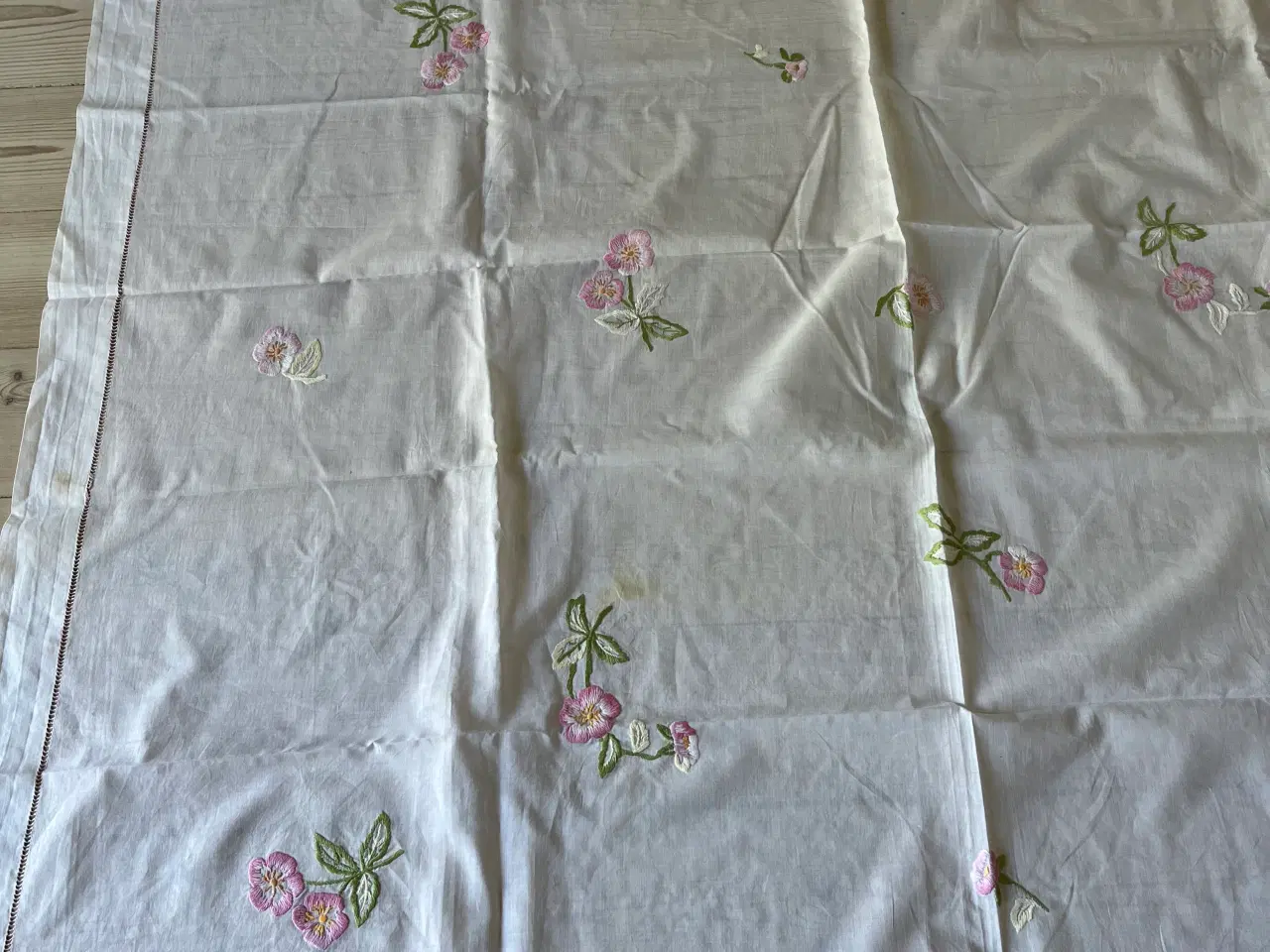 Billede 2 - Dug med broderi