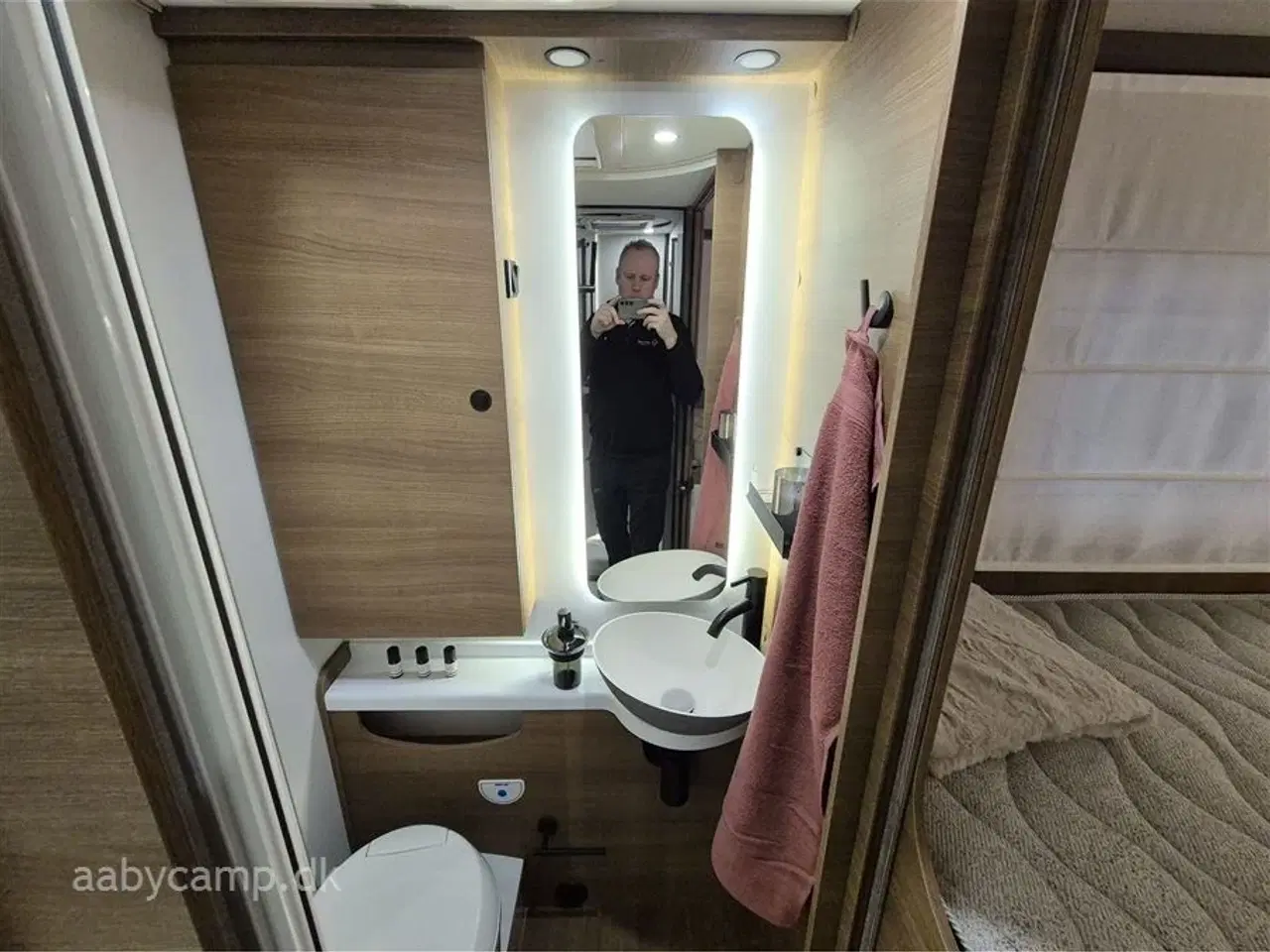 Billede 19 - 2026 - Benimar Mileo 268   Nk pakke. 8 Trins Automatgear. 140 Hk.  200W Solceller. Truma Combi Diesel. Kompressor Køleskab 150L. Emhætte.