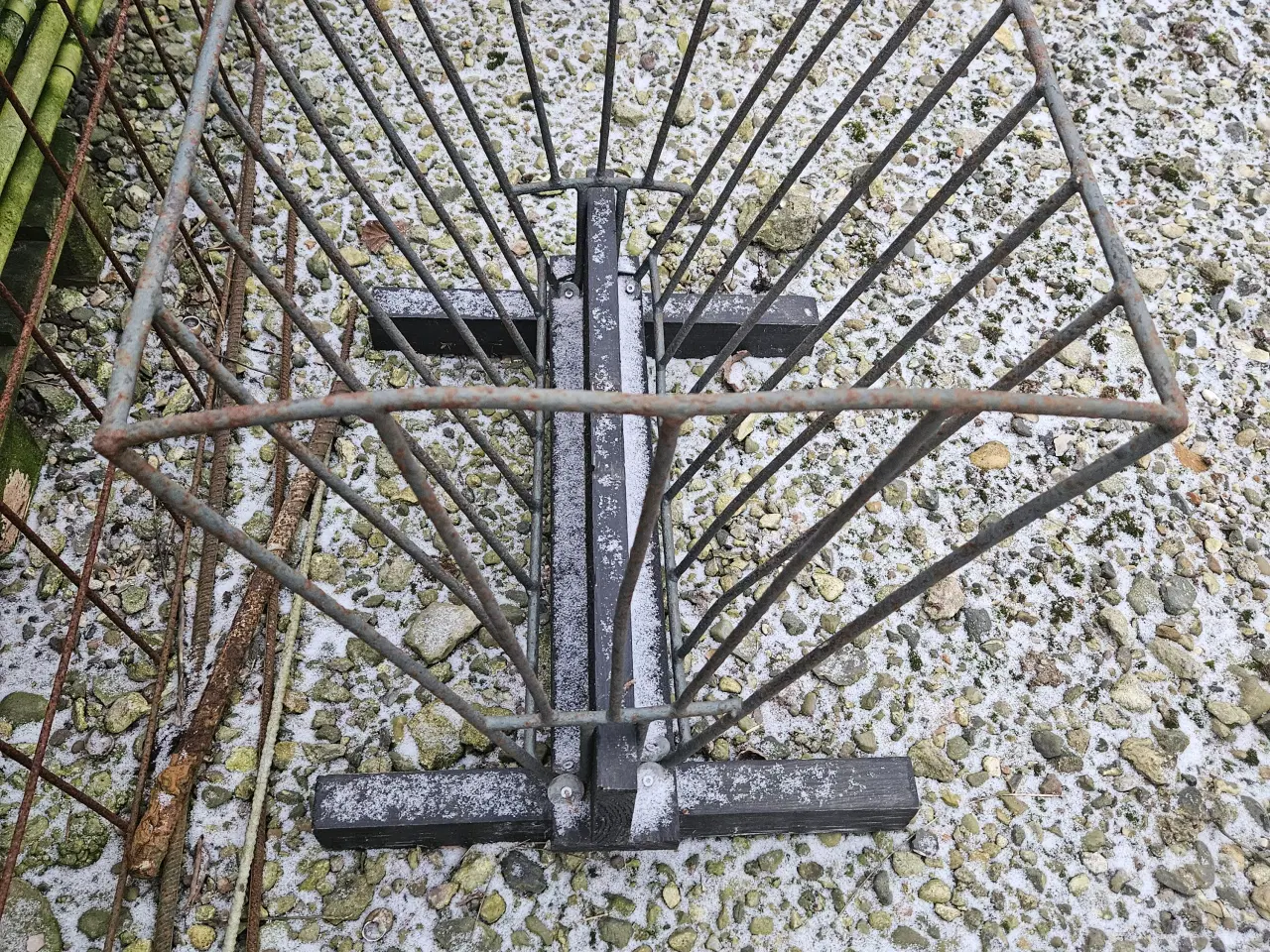 Billede 10 - Rester af inventar,  brugt til får, geder, kaniner